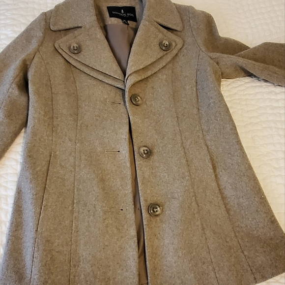 London fog taupe coat in Petite small in super great condition. Neutral coat - Picture 9 of 9